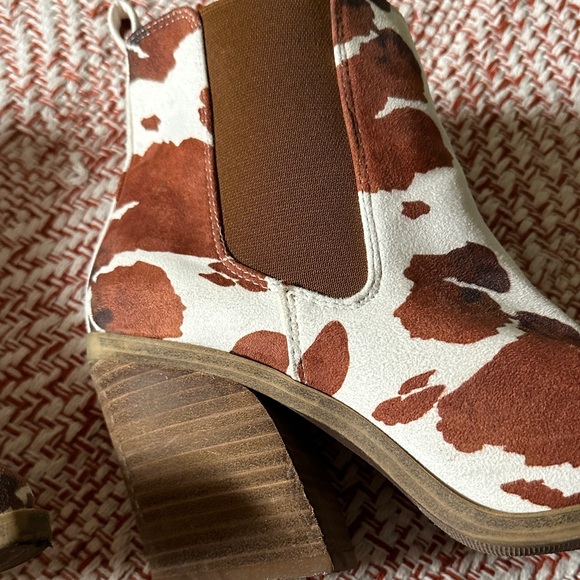 Cowprint Chelsea Ankle Boots Women’s 10 Worn 3x - Picture 13 of 16